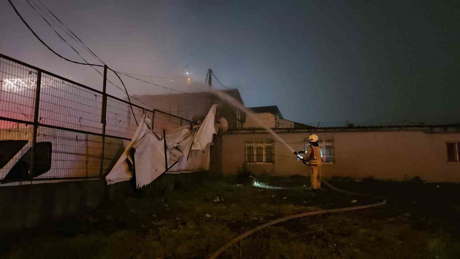 Sultangazi’de trafoda başlayan yangın depoyu kül etti
