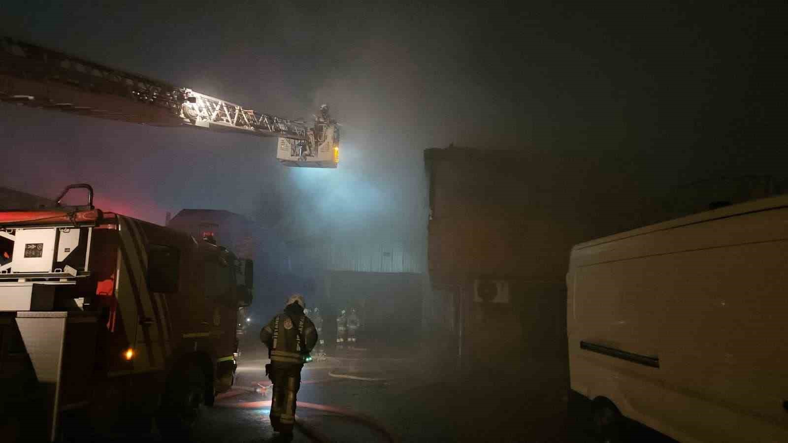 Sultangazi’de trafoda başlayan yangın depoyu kül etti
