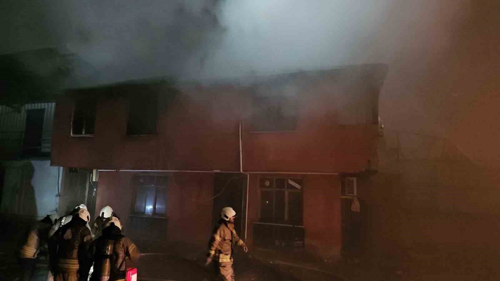 Sultangazi’de trafoda başlayan yangın depoyu kül etti
