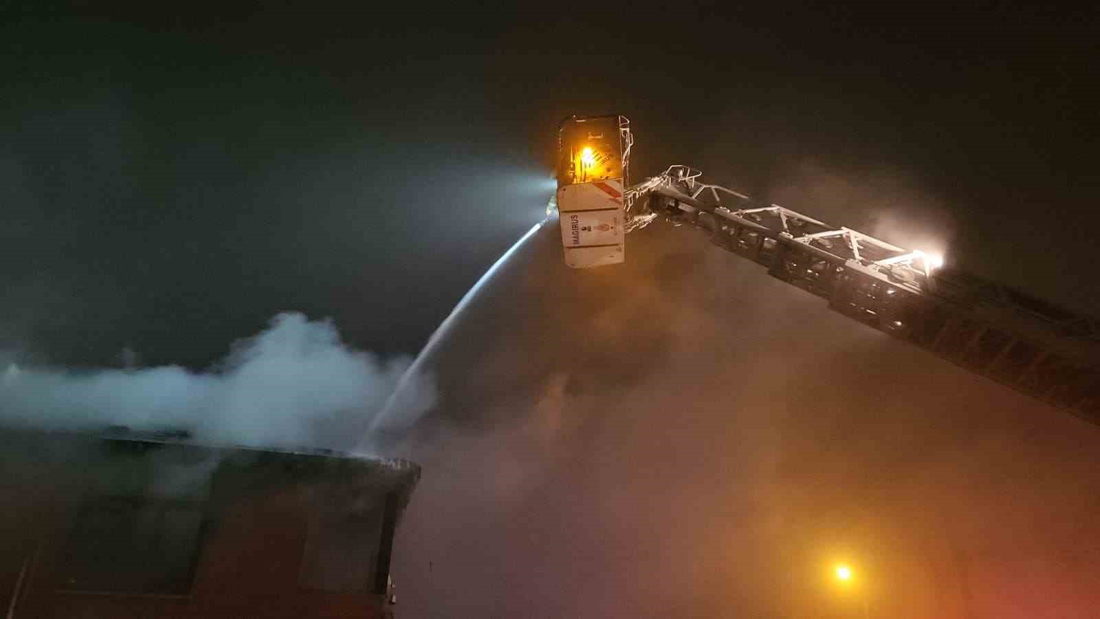 Sultangazi’de trafoda başlayan yangın depoyu kül etti
