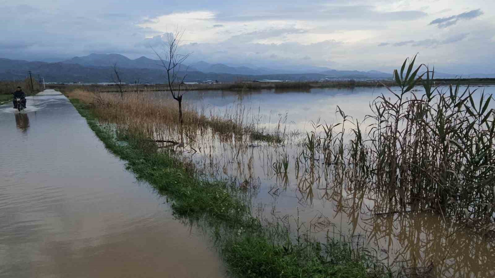 Sultanhisar’da kurutma kanalı taştı, tarım arazileri göle döndü
