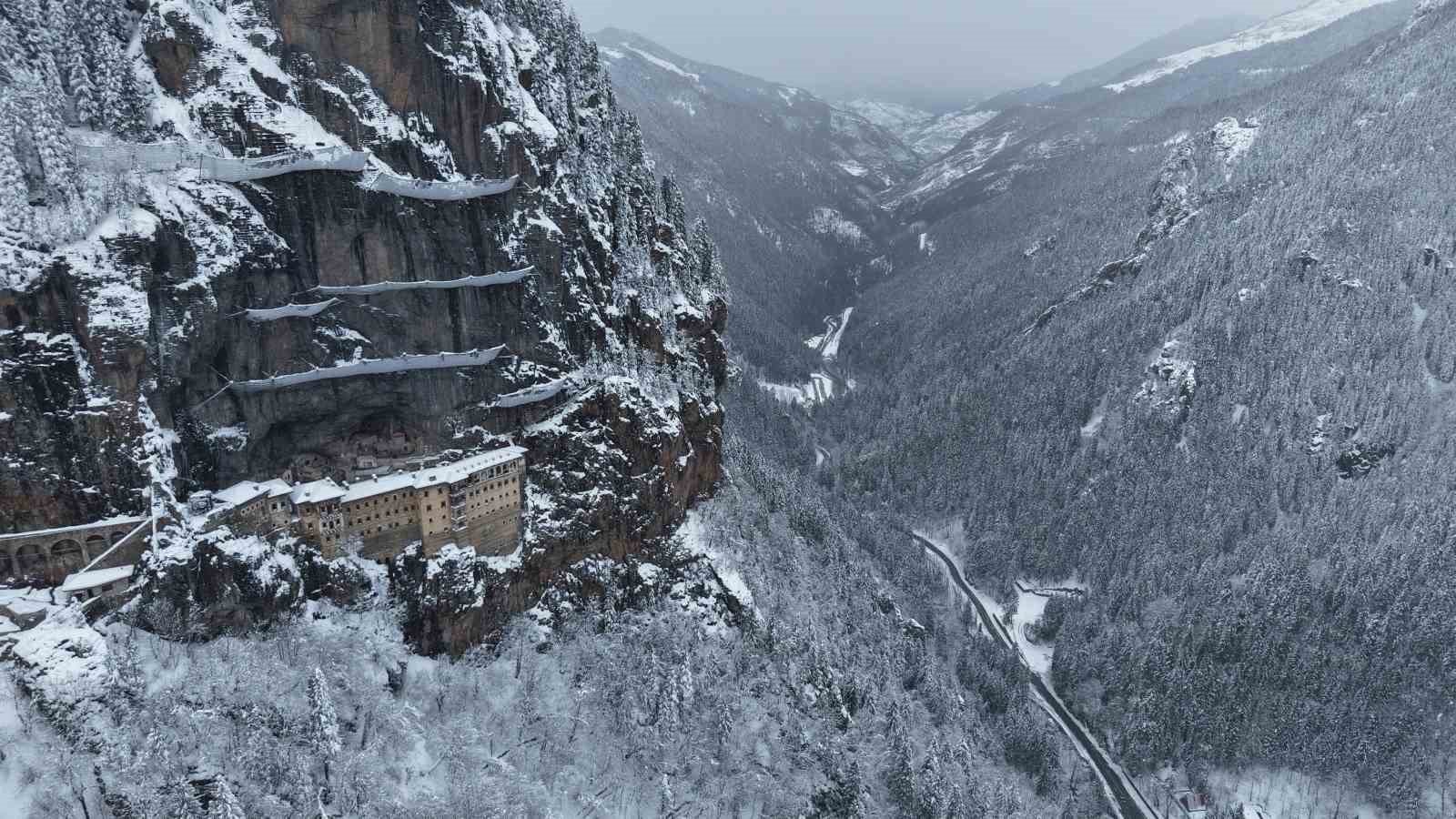 Sümela Manastırı beyaza, Altındere Vadisi sessizliğe büründü
Sümela Manastırı beyaza, Altındere Vadisi sessizliğe büründü