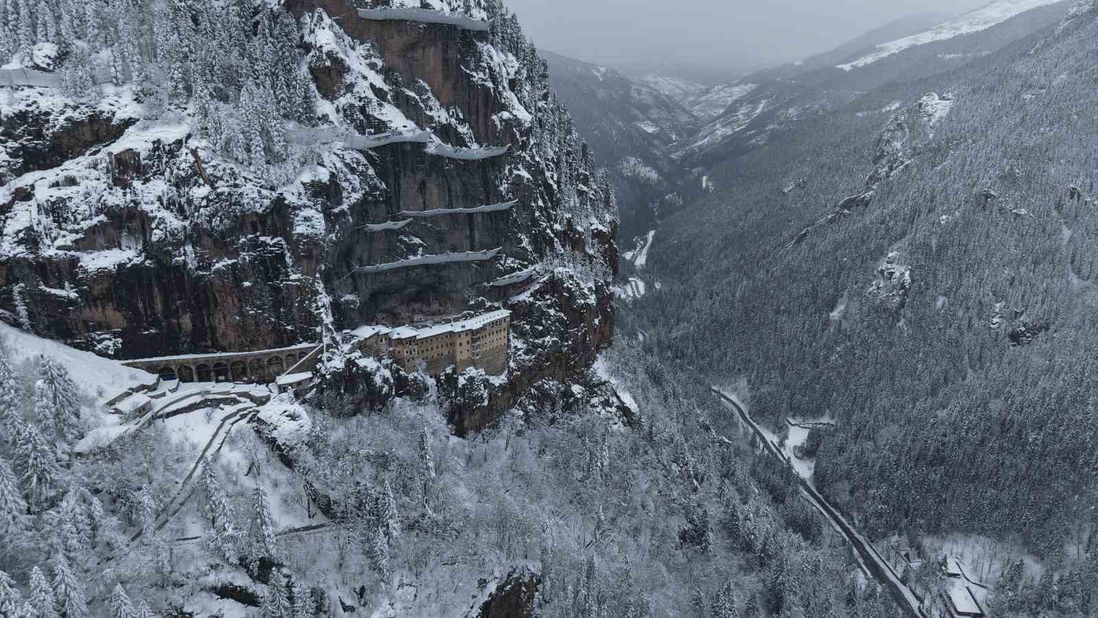 Sümela Manastırı beyaza, Altındere Vadisi sessizliğe büründü
Sümela Manastırı beyaza, Altındere Vadisi sessizliğe büründü