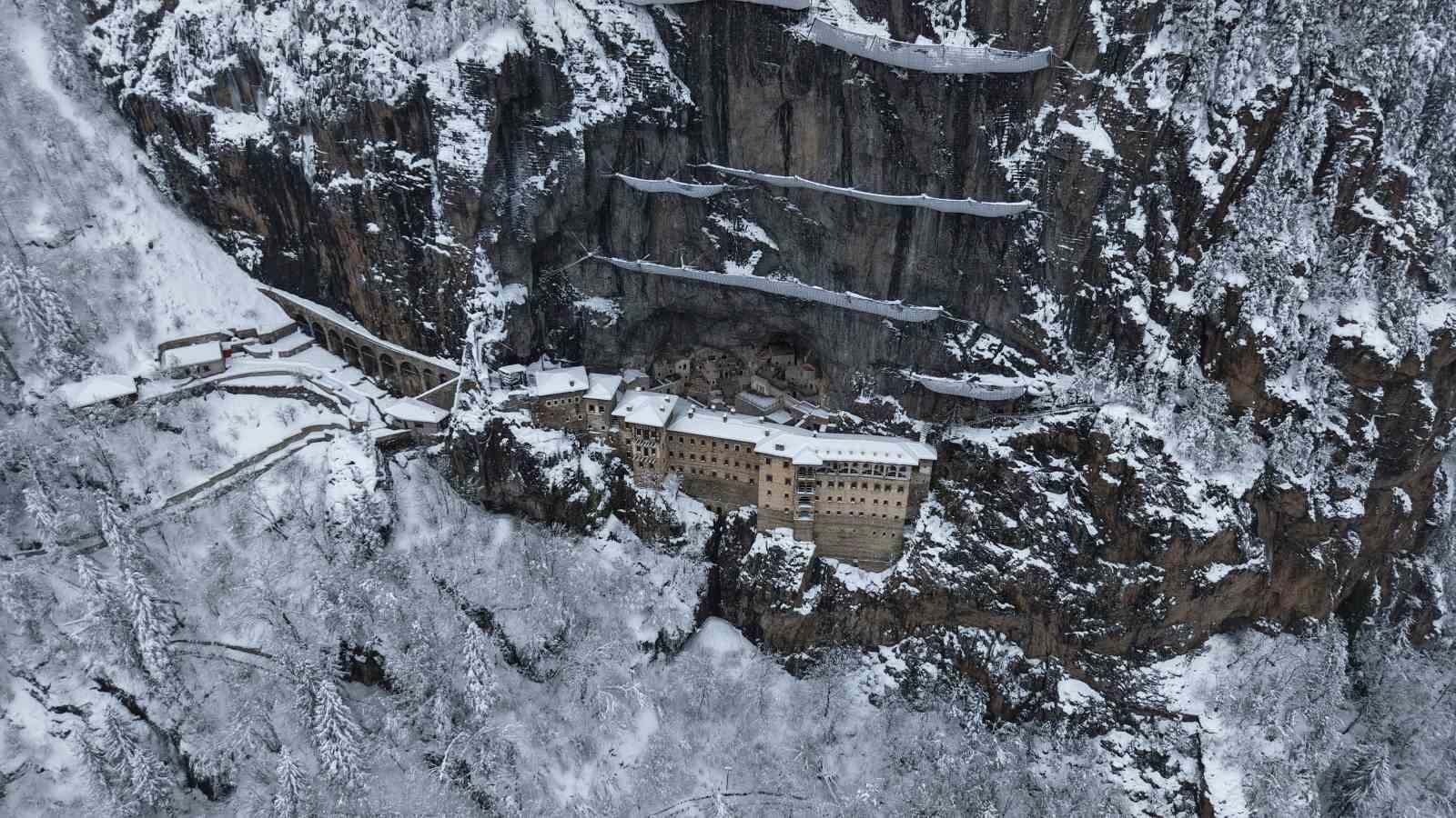 Sümela Manastırı beyaza, Altındere Vadisi sessizliğe büründü
Sümela Manastırı beyaza, Altındere Vadisi sessizliğe büründü