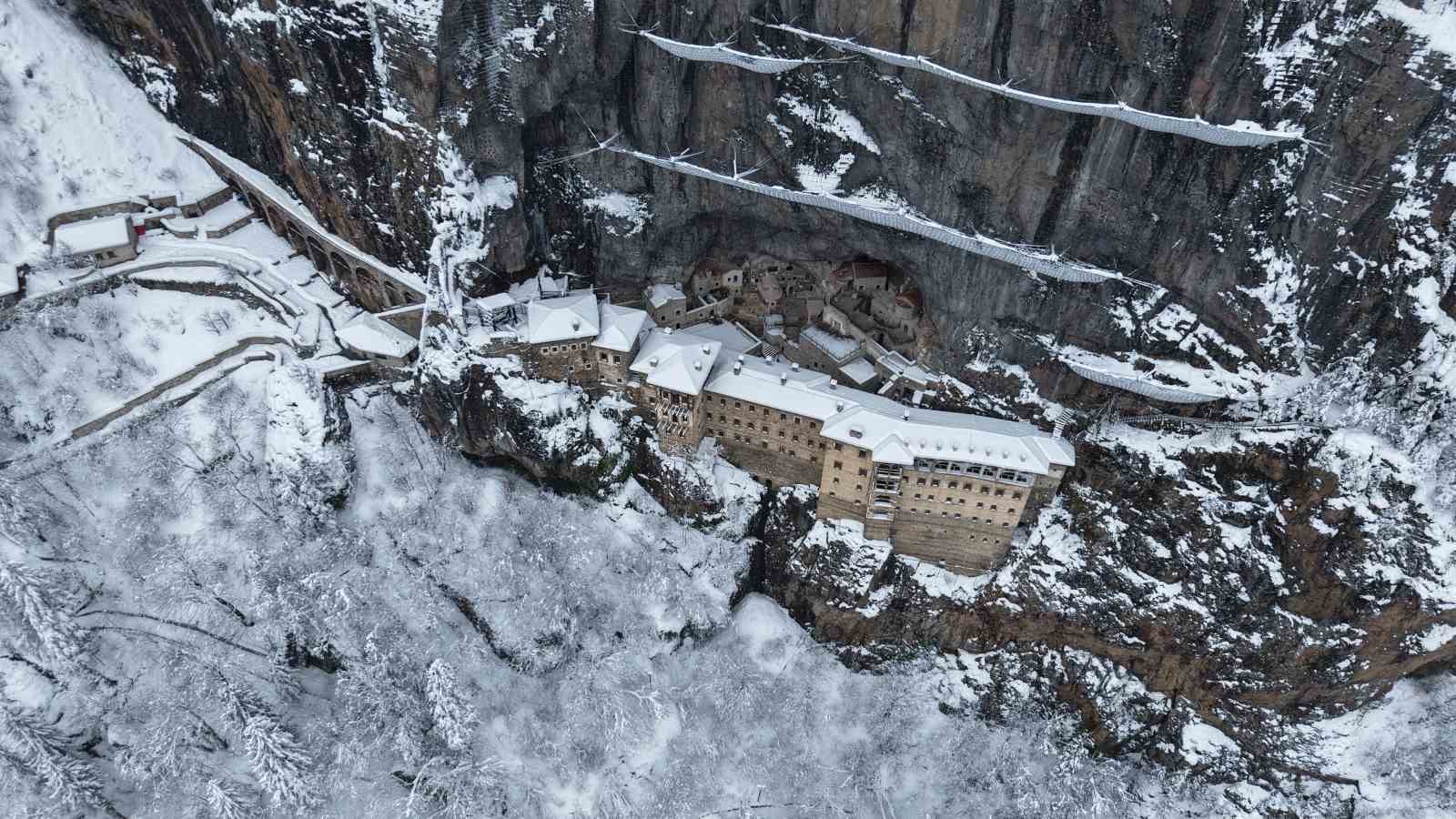 Sümela Manastırı beyaza, Altındere Vadisi sessizliğe büründü
Sümela Manastırı beyaza, Altındere Vadisi sessizliğe büründü