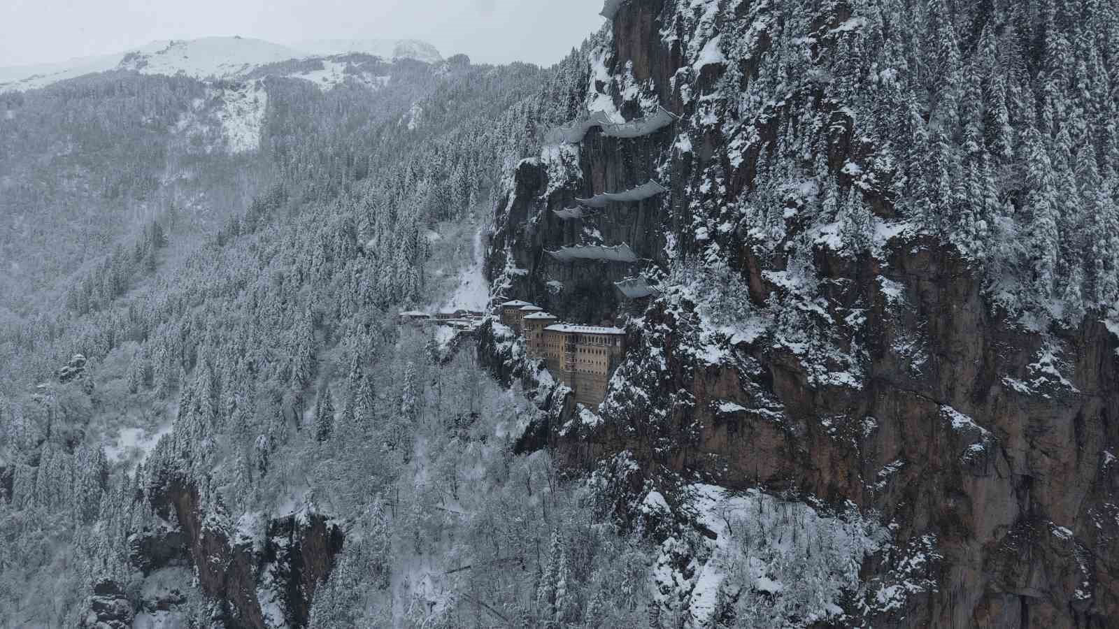 Sümela Manastırı beyaza, Altındere Vadisi sessizliğe büründü
Sümela Manastırı beyaza, Altındere Vadisi sessizliğe büründü