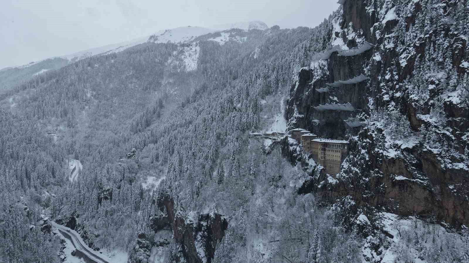 Sümela Manastırı beyaza, Altındere Vadisi sessizliğe büründü
Sümela Manastırı beyaza, Altındere Vadisi sessizliğe büründü