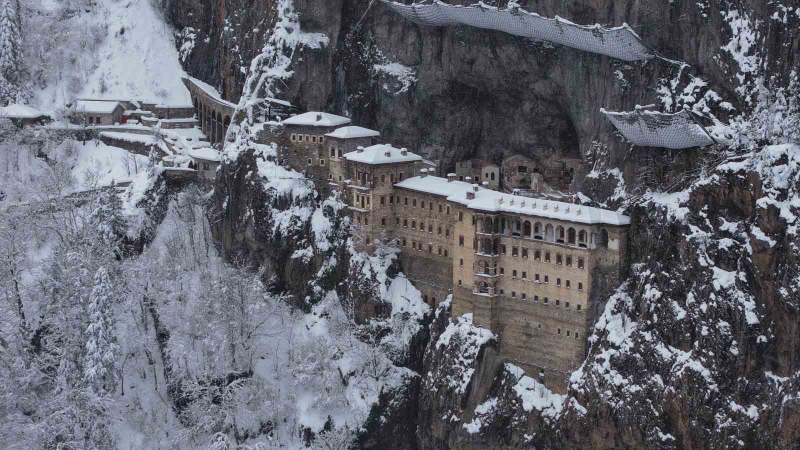 Sümela Manastırı beyaza, Altındere Vadisi sessizliğe büründü
Sümela Manastırı beyaza, Altındere Vadisi sessizliğe büründü