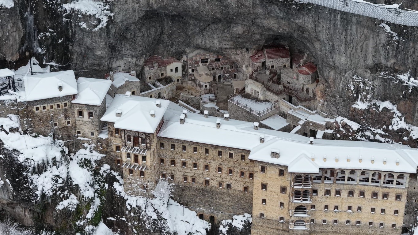 Sümela Manastırı beyaza, Altındere Vadisi sessizliğe büründü
Sümela Manastırı beyaza, Altındere Vadisi sessizliğe büründü