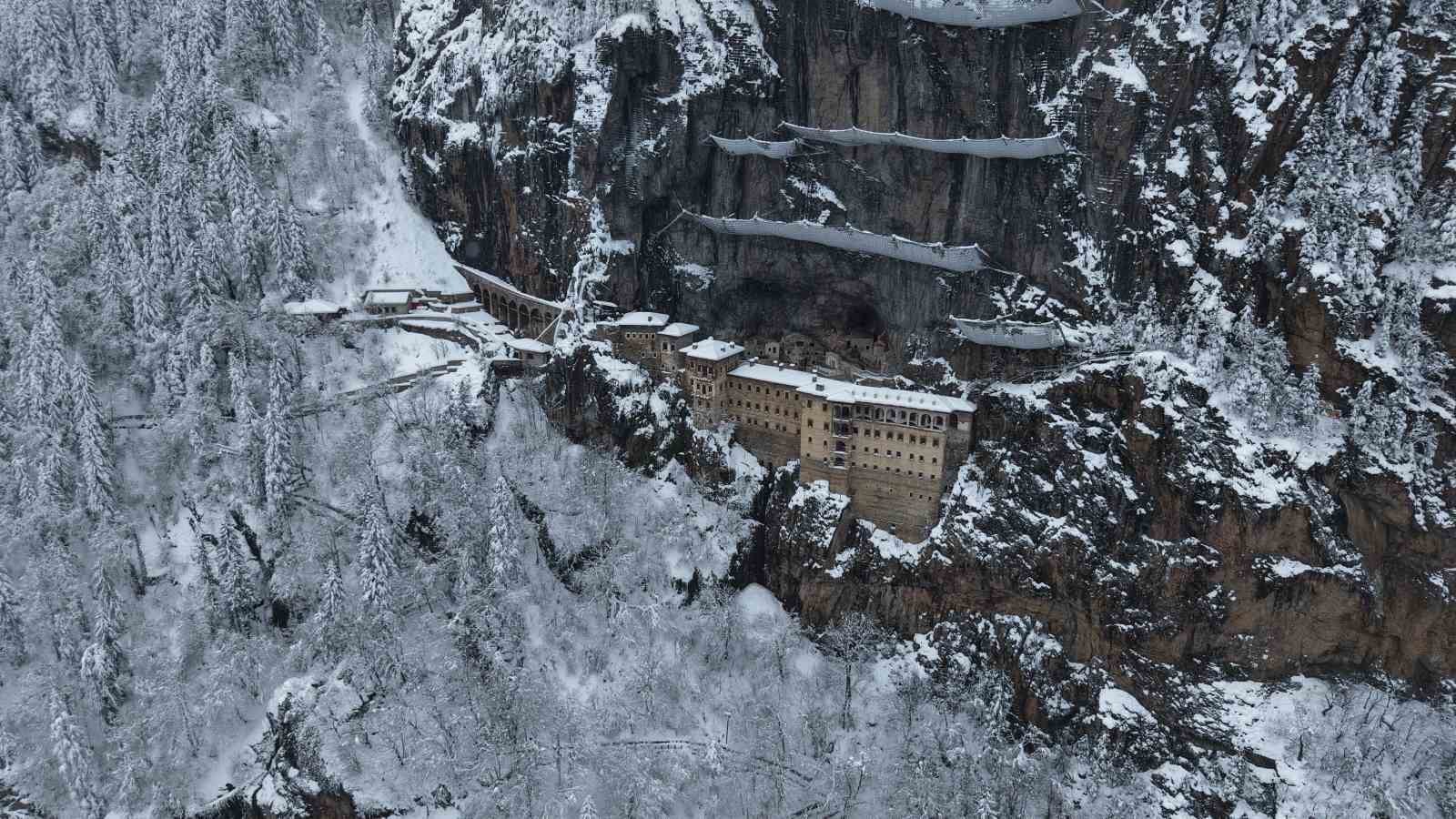 Sümela Manastırı beyaza, Altındere Vadisi sessizliğe büründü
Sümela Manastırı beyaza, Altındere Vadisi sessizliğe büründü