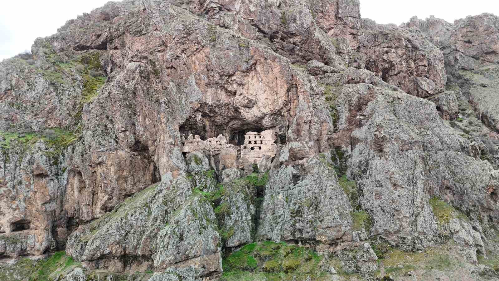 Sümela’yı andıran Alicin Manastırı doğal yapısıyla dikkat çekiyor
