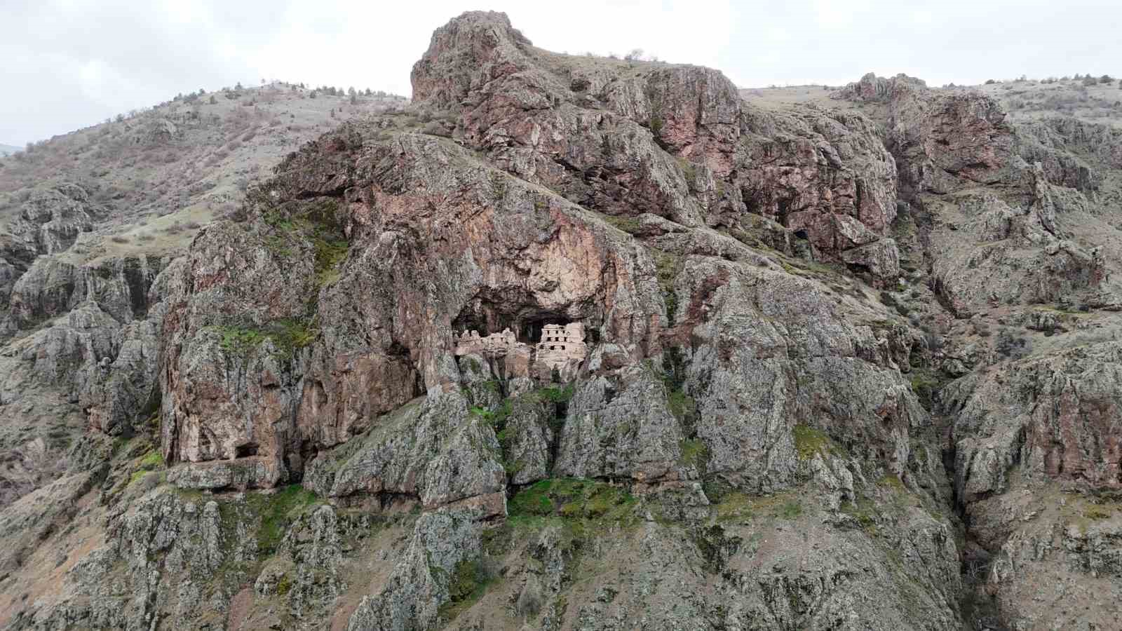 Sümela’yı andıran Alicin Manastırı doğal yapısıyla dikkat çekiyor
