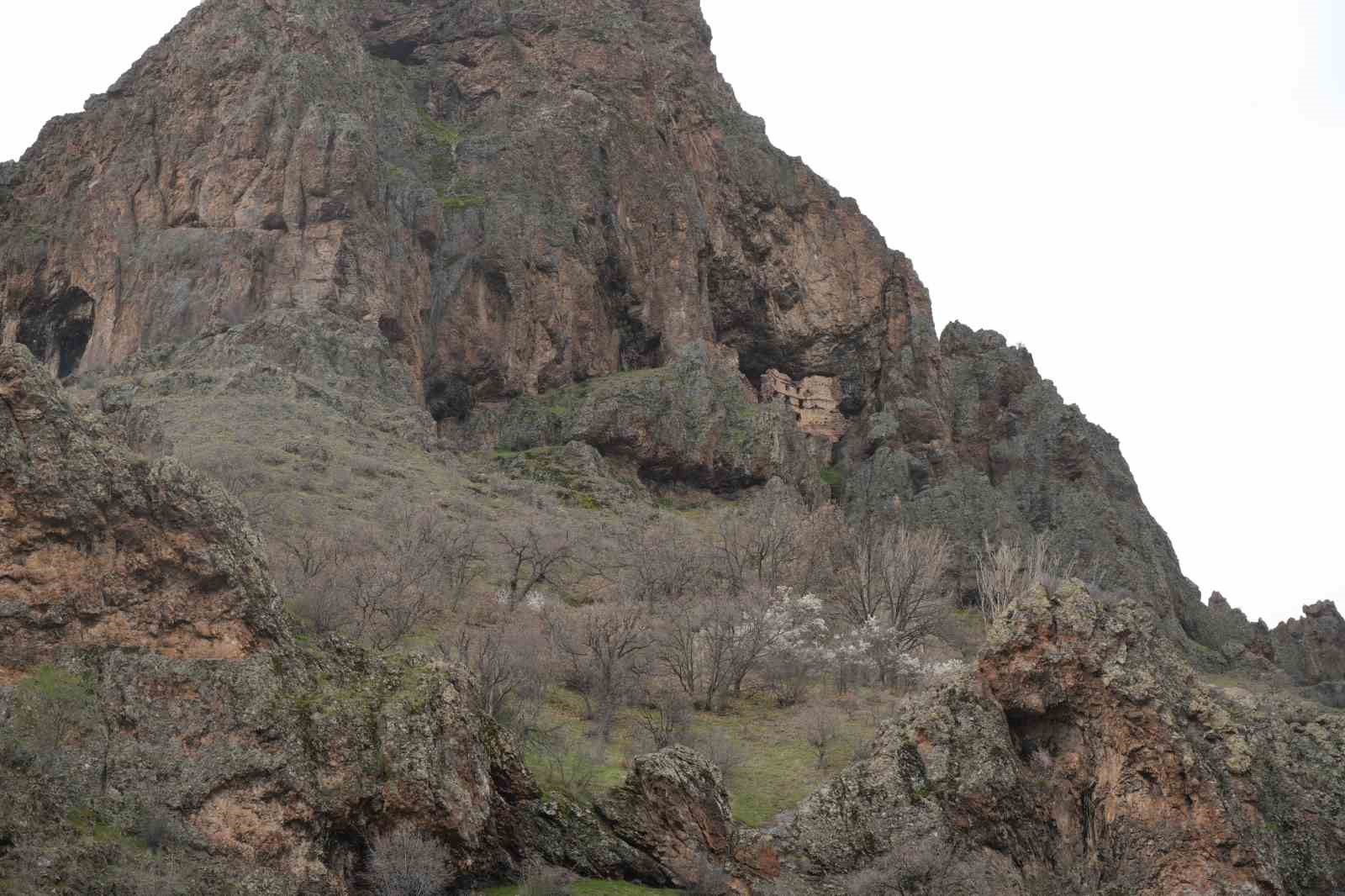 Sümela’yı andıran Alicin Manastırı doğal yapısıyla dikkat çekiyor
