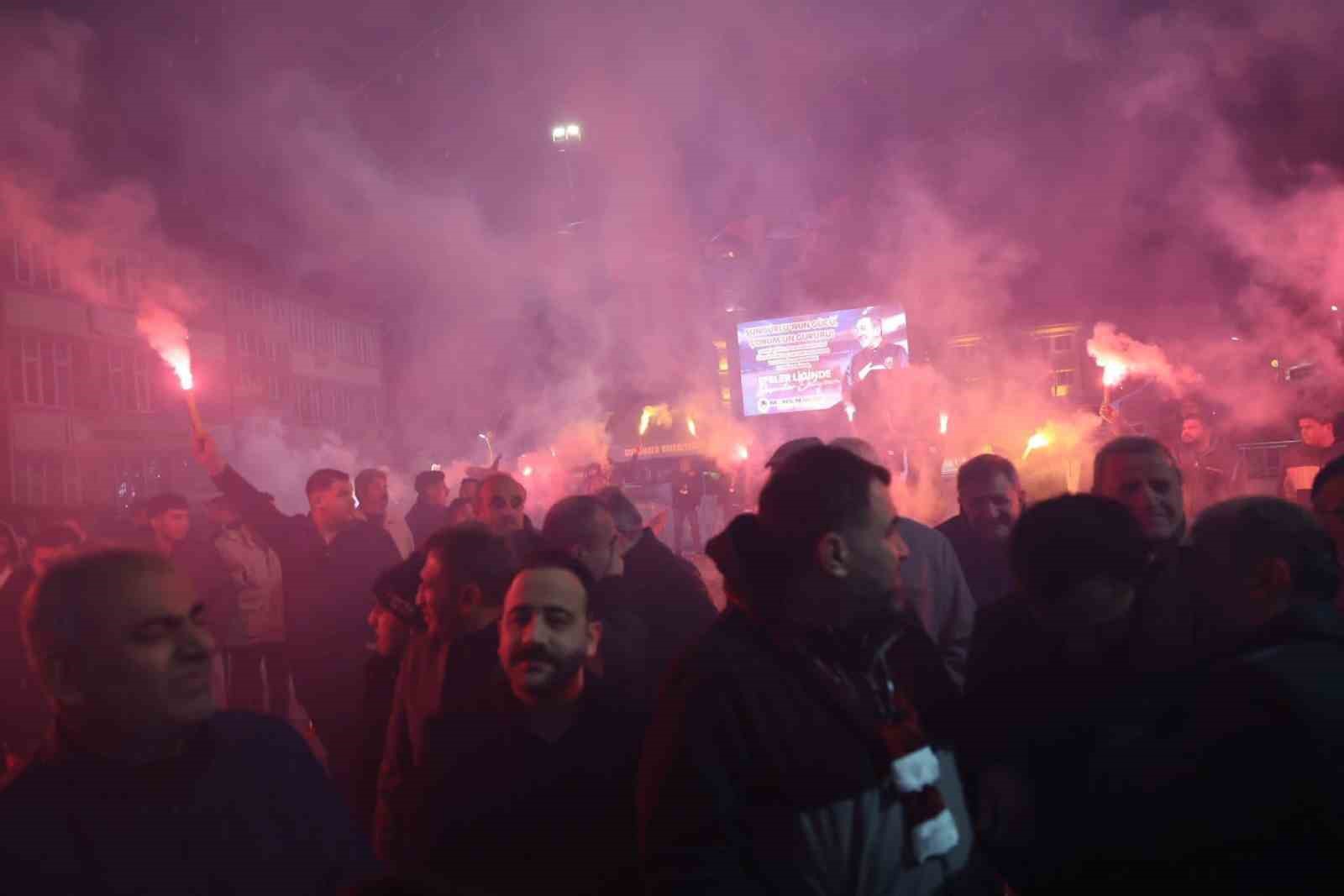 Sungurlu’da şampiyonluk sevinci meydana taştı
Sungurlu’da şampiyonluk sevinci meydana taştı