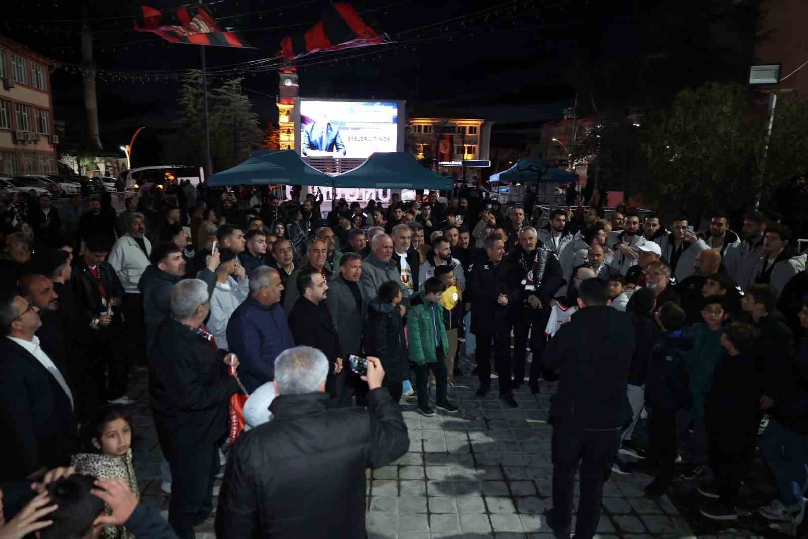 Sungurlu’da şampiyonluk sevinci meydana taştı
Sungurlu’da şampiyonluk sevinci meydana taştı