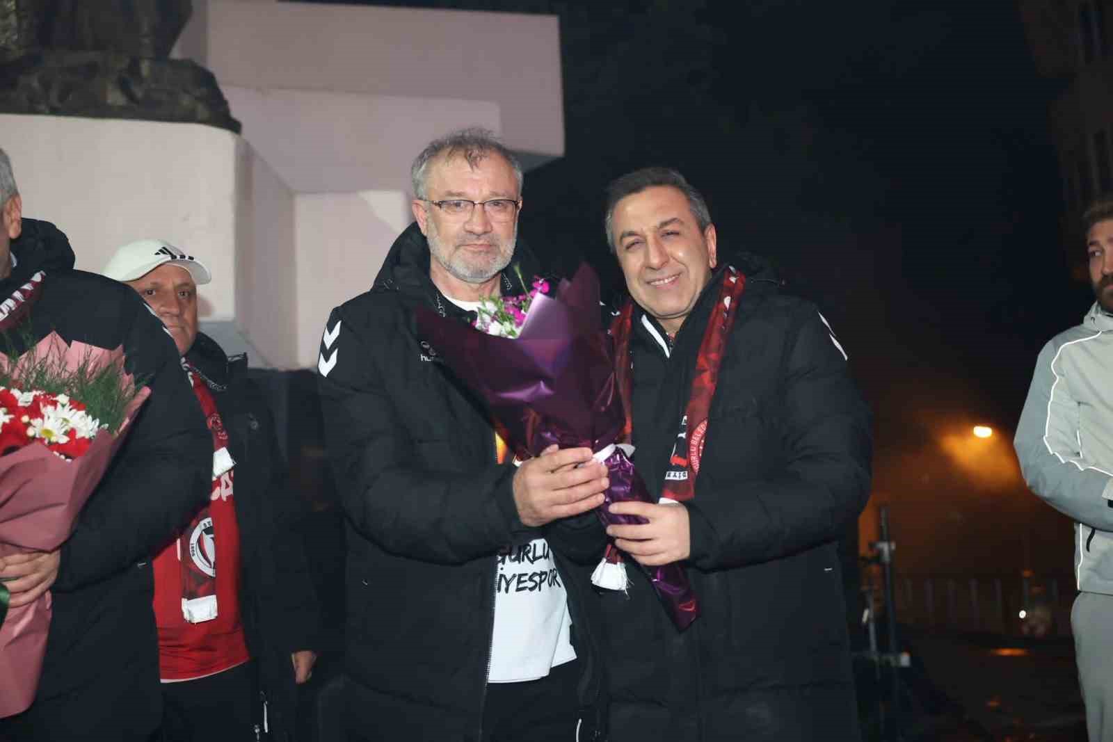 Sungurlu’da şampiyonluk sevinci meydana taştı
Sungurlu’da şampiyonluk sevinci meydana taştı