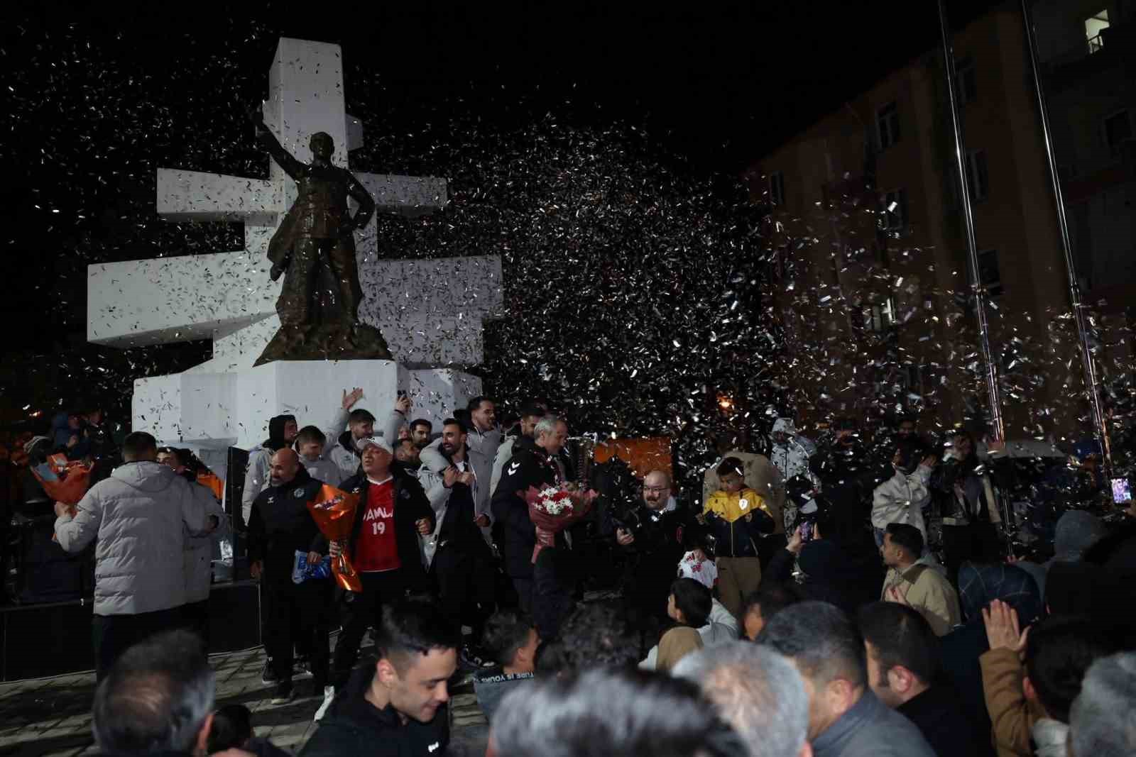Sungurlu’da şampiyonluk sevinci meydana taştı
Sungurlu’da şampiyonluk sevinci meydana taştı