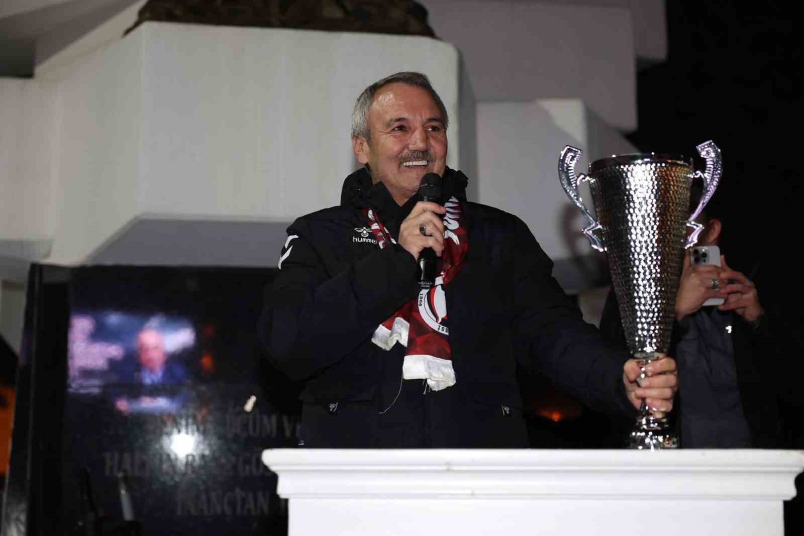 Sungurlu’da şampiyonluk sevinci meydana taştı
Sungurlu’da şampiyonluk sevinci meydana taştı