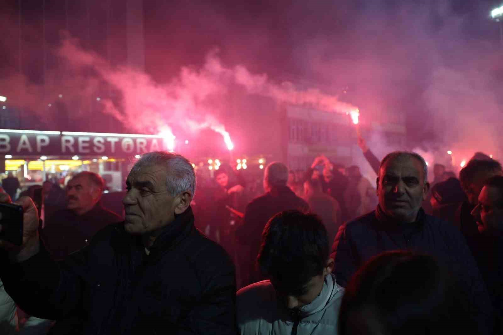 Sungurlu’da şampiyonluk sevinci meydana taştı
Sungurlu’da şampiyonluk sevinci meydana taştı