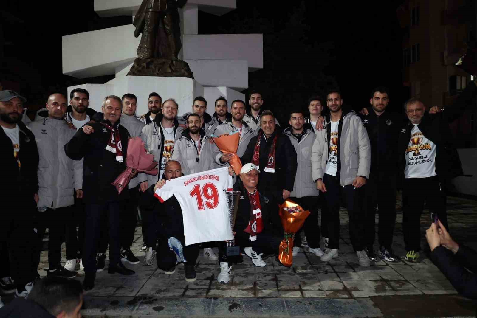 Sungurlu’da şampiyonluk sevinci meydana taştı
Sungurlu’da şampiyonluk sevinci meydana taştı