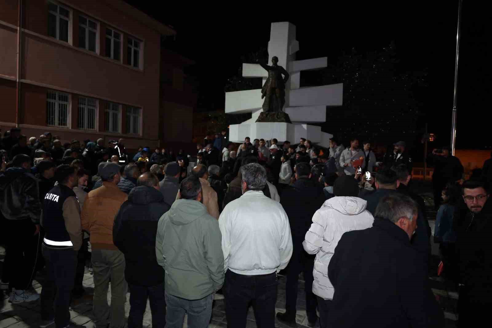 Sungurlu’da şampiyonluk sevinci meydana taştı
Sungurlu’da şampiyonluk sevinci meydana taştı