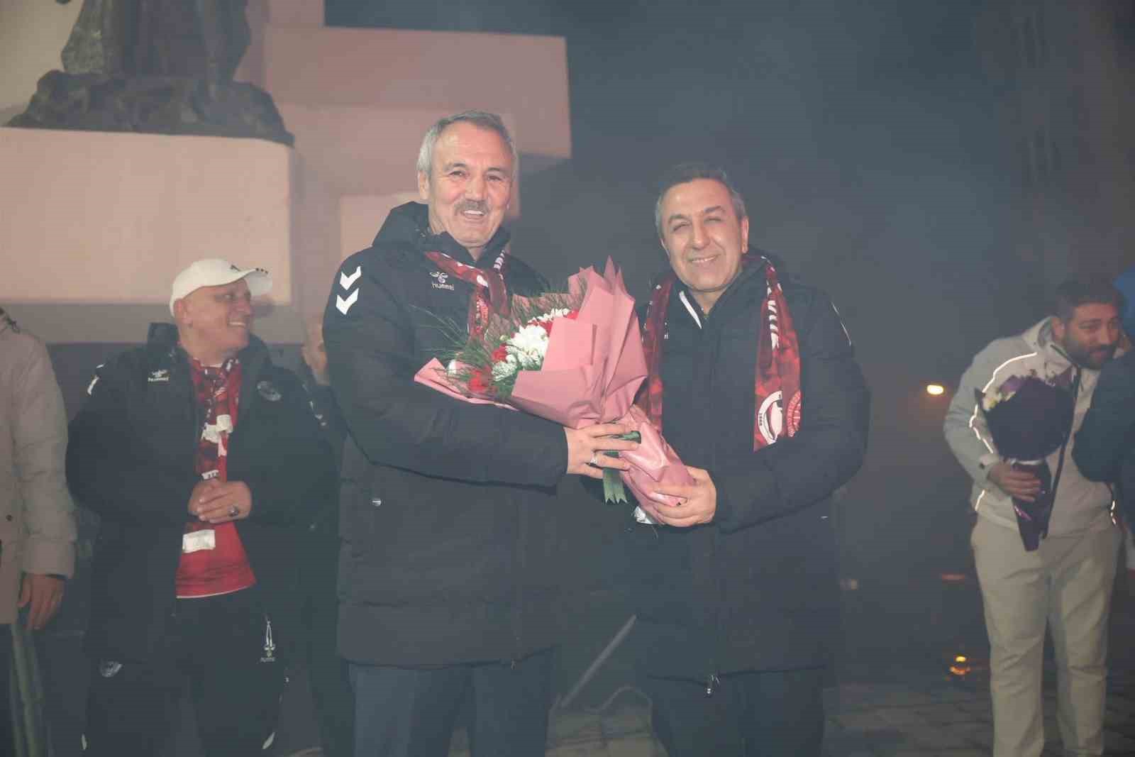 Sungurlu’da şampiyonluk sevinci meydana taştı
Sungurlu’da şampiyonluk sevinci meydana taştı