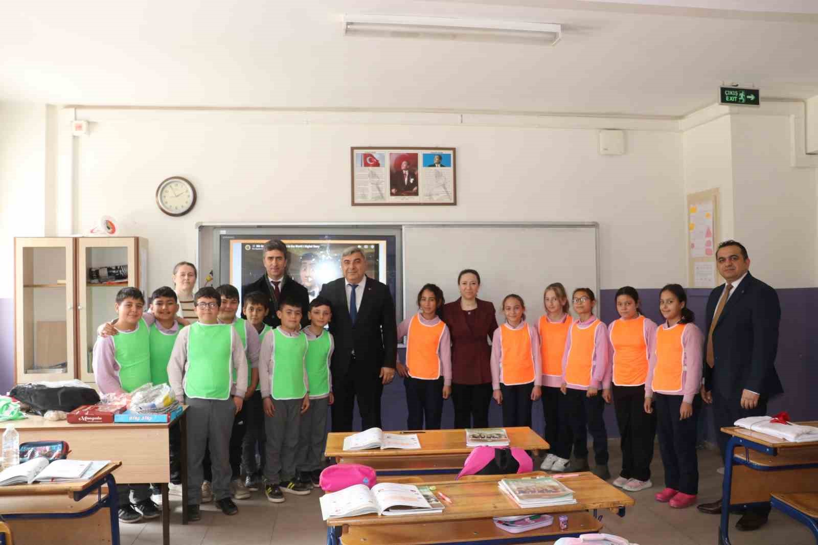 Sünnetci öğrencilerin hedeflerini ve hayallerini dinledi
