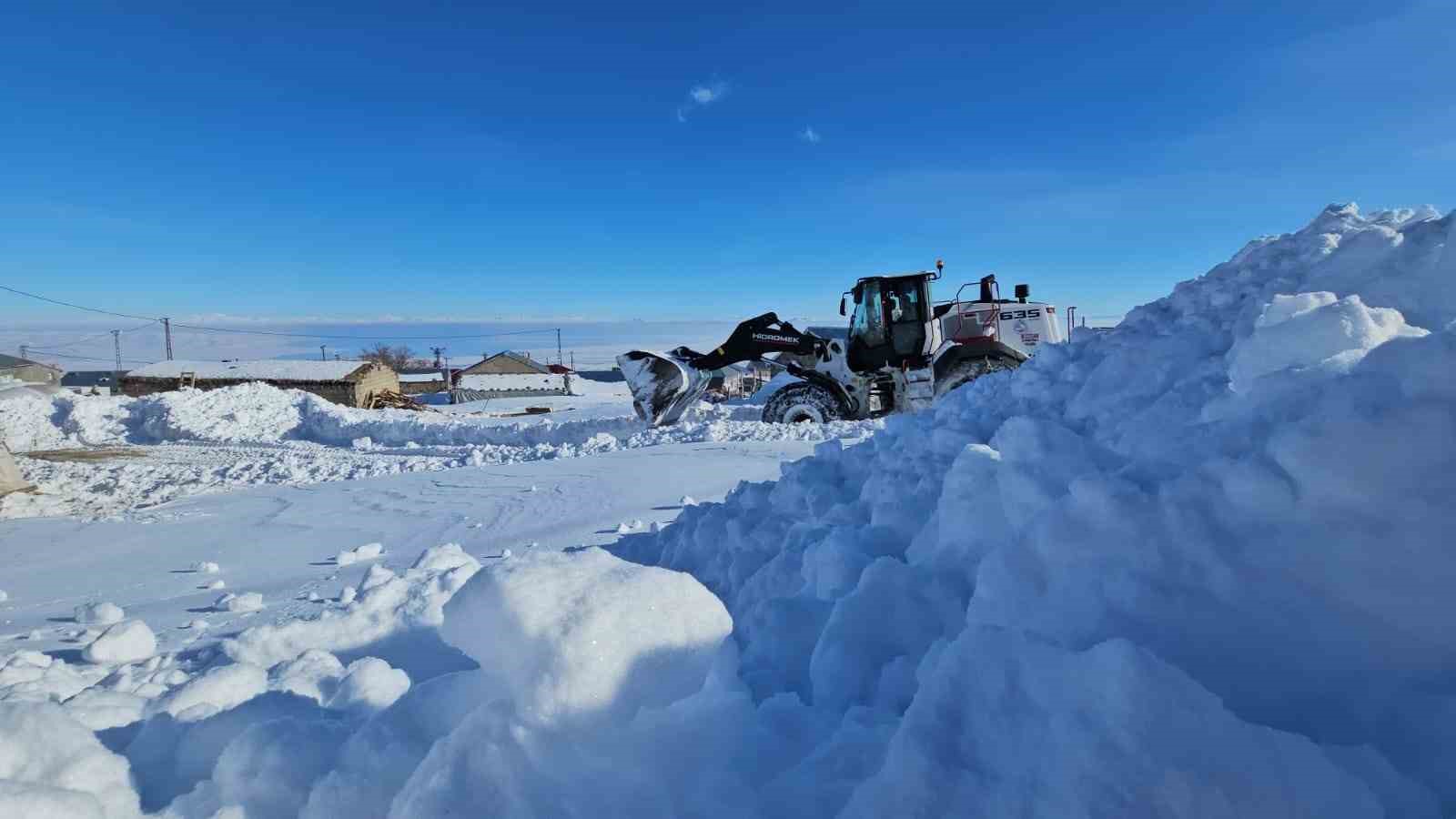 Süphan Dağı eteğindeki beldede zorlu kar mesaisi
Süphan Dağı eteğindeki beldede zorlu kar mesaisi
