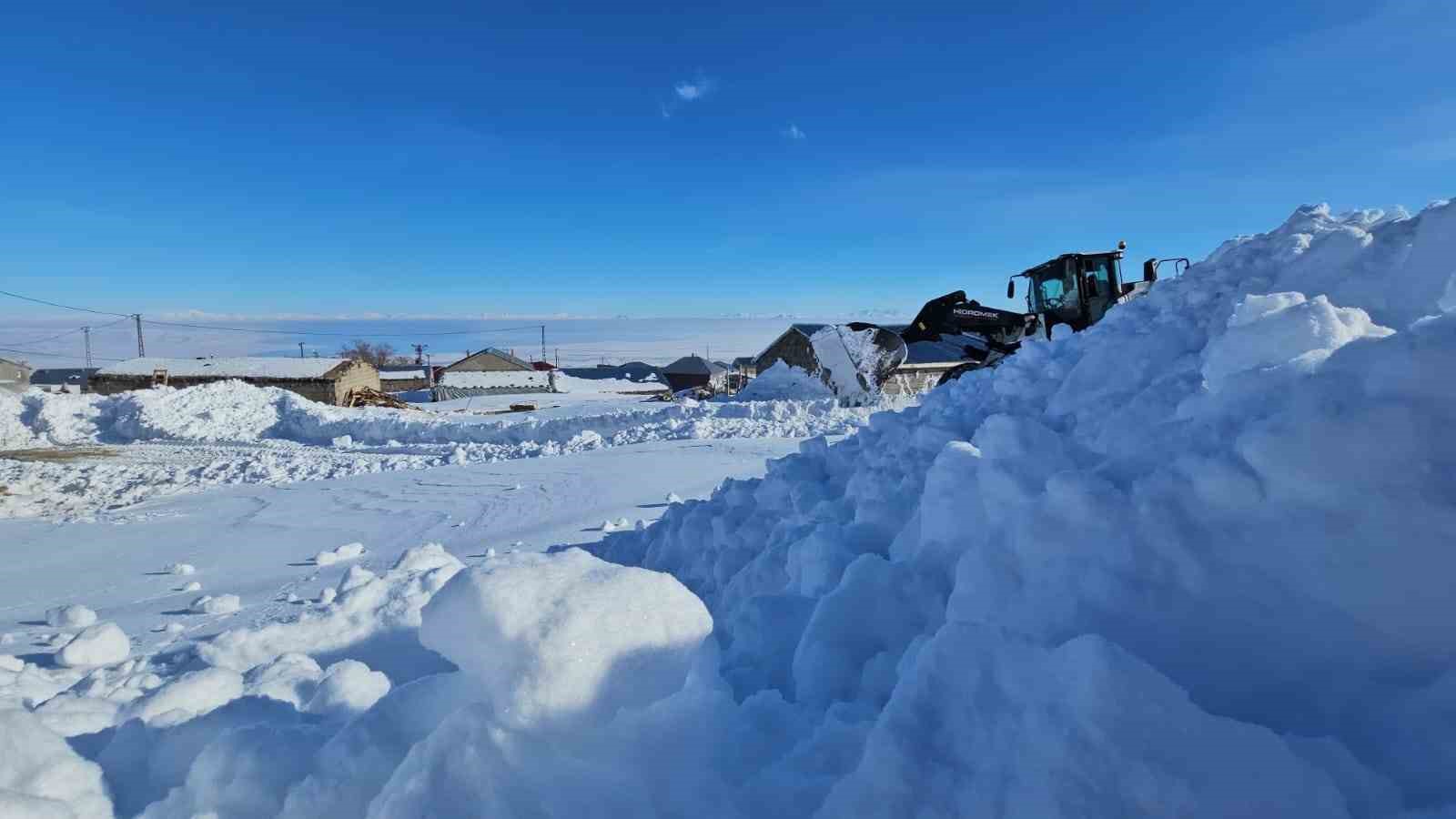 Süphan Dağı eteğindeki beldede zorlu kar mesaisi
Süphan Dağı eteğindeki beldede zorlu kar mesaisi