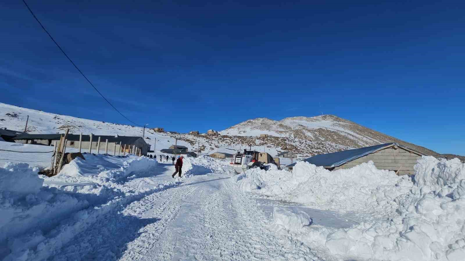 Süphan Dağı eteğindeki beldede zorlu kar mesaisi
Süphan Dağı eteğindeki beldede zorlu kar mesaisi