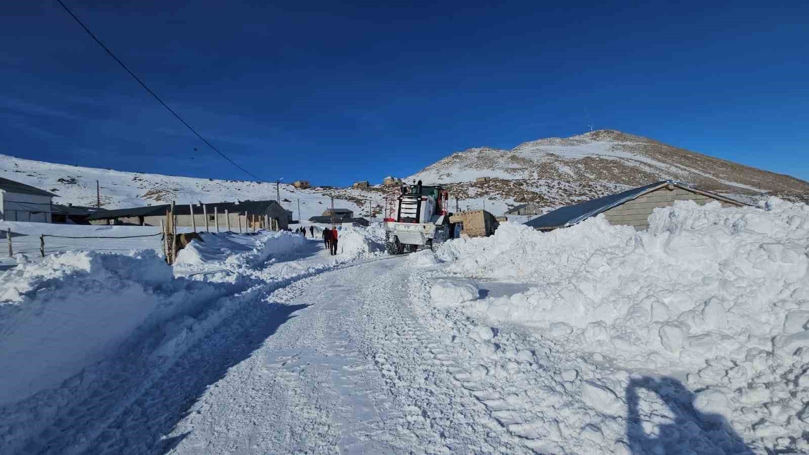 Süphan Dağı eteğindeki beldede zorlu kar mesaisi
Süphan Dağı eteğindeki beldede zorlu kar mesaisi
