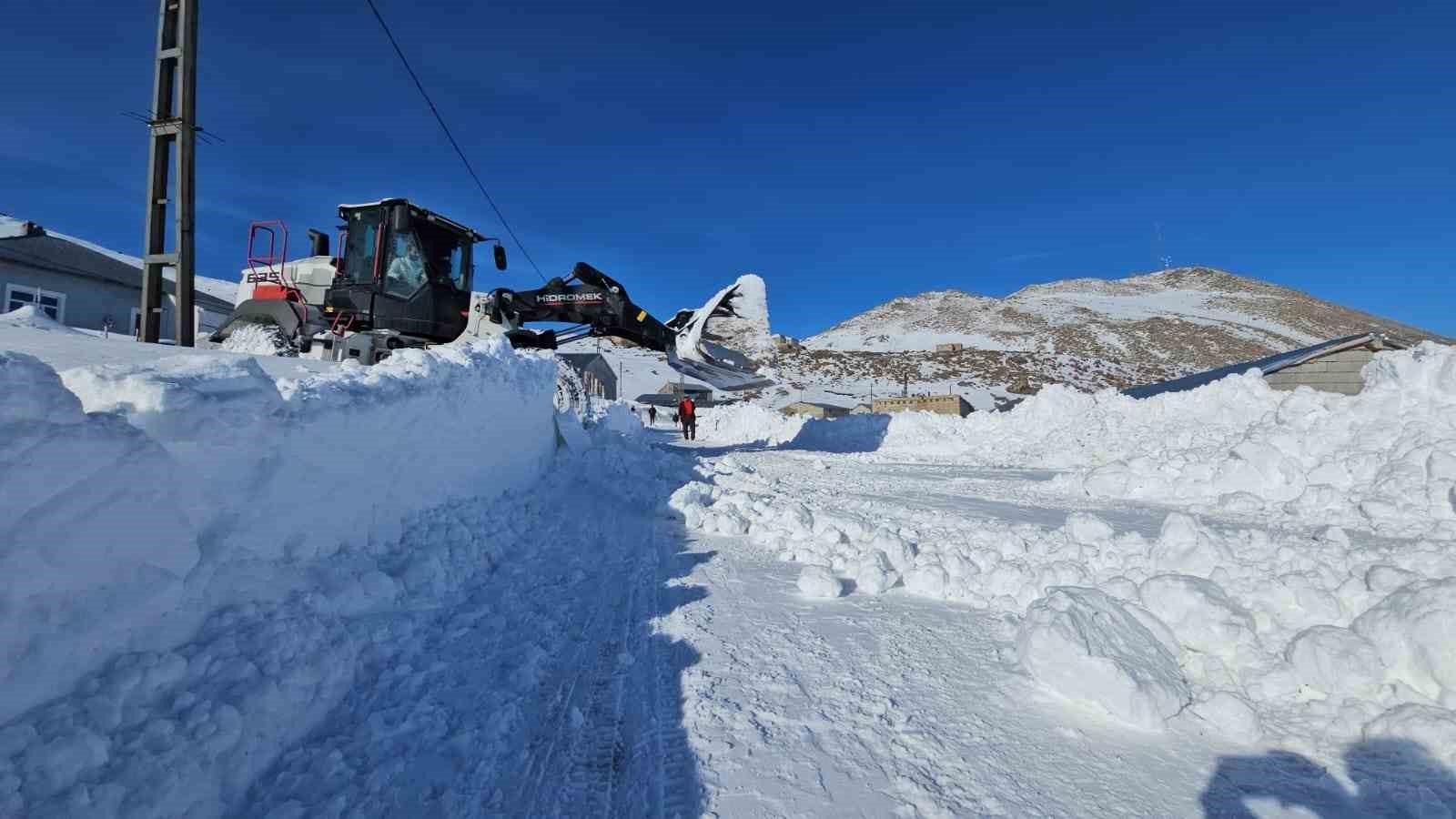 Süphan Dağı eteğindeki beldede zorlu kar mesaisi
Süphan Dağı eteğindeki beldede zorlu kar mesaisi