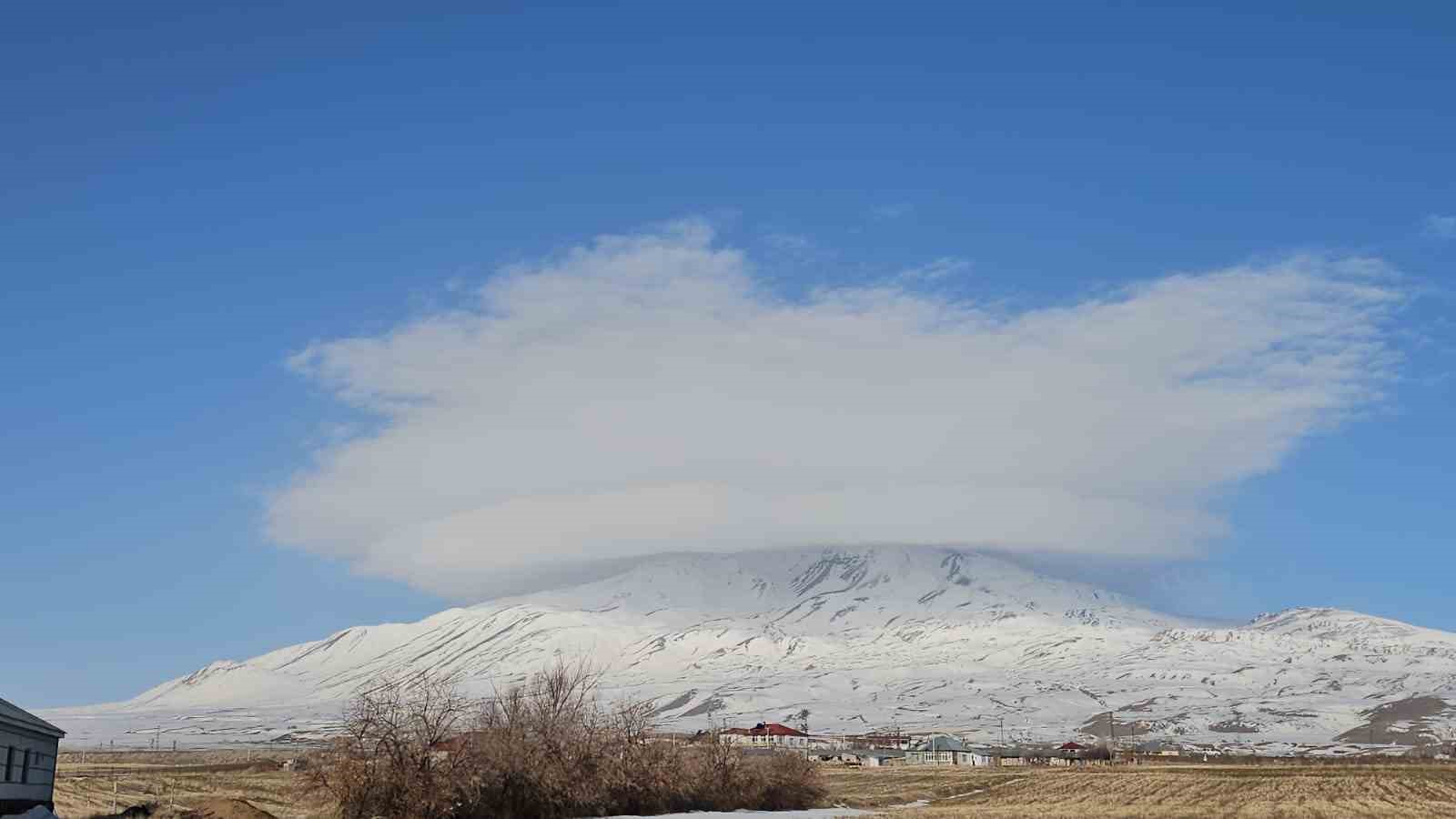 Süphan Dağı semalarında mercek bulutu oluştu
