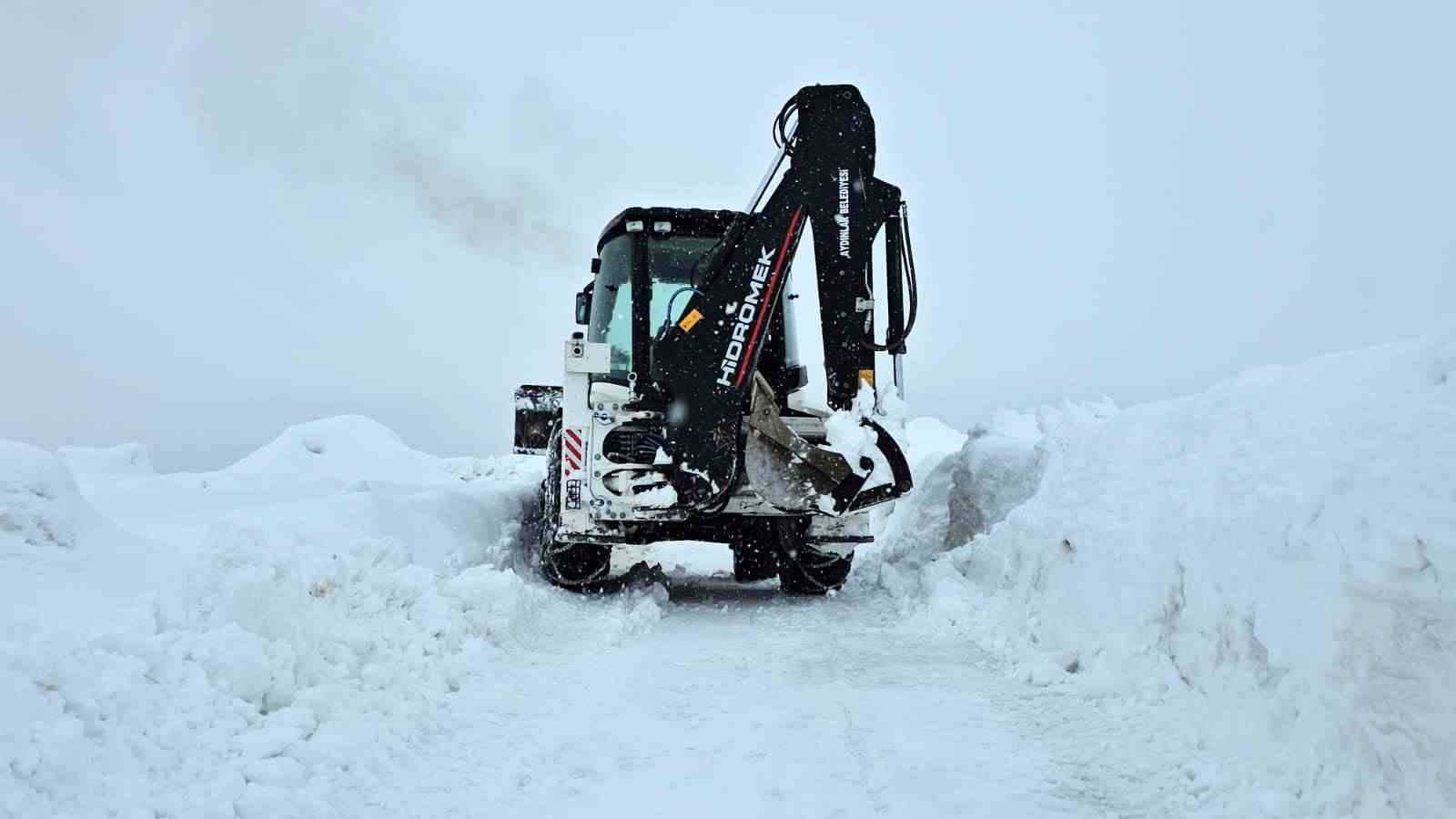Süphan Dağı tırmanışına tipi ve kar engeli
