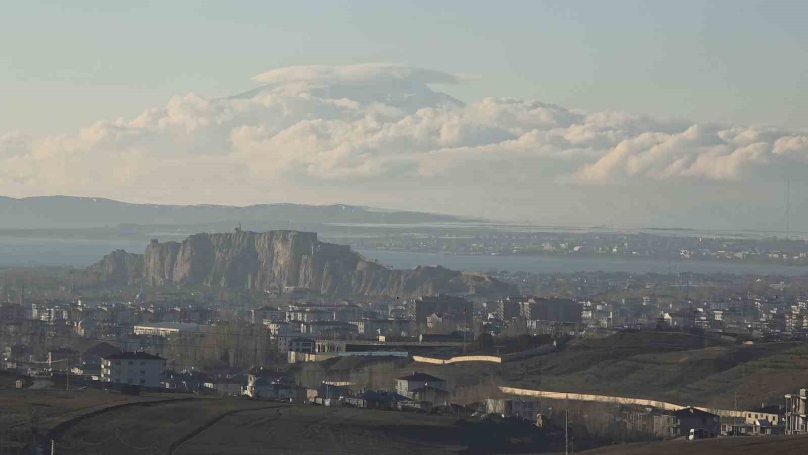Süphan Dağı zirvesindeki bulut denizi mest etti
