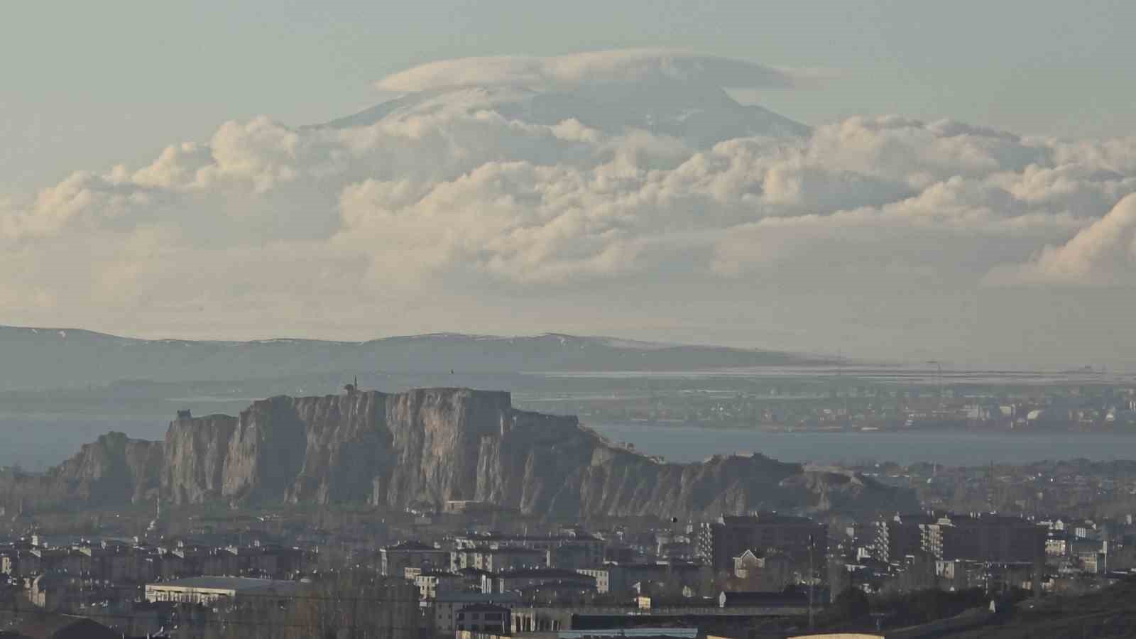 Süphan Dağı zirvesindeki bulut denizi mest etti
