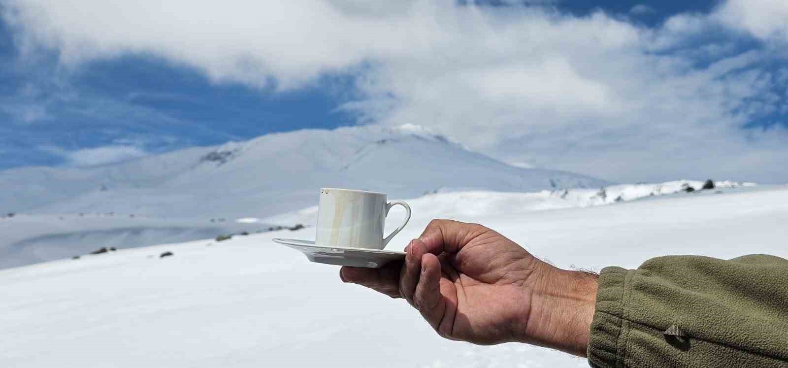 Süphan Dağı’nda doğa yürüyüşü ve kahve keyfi
