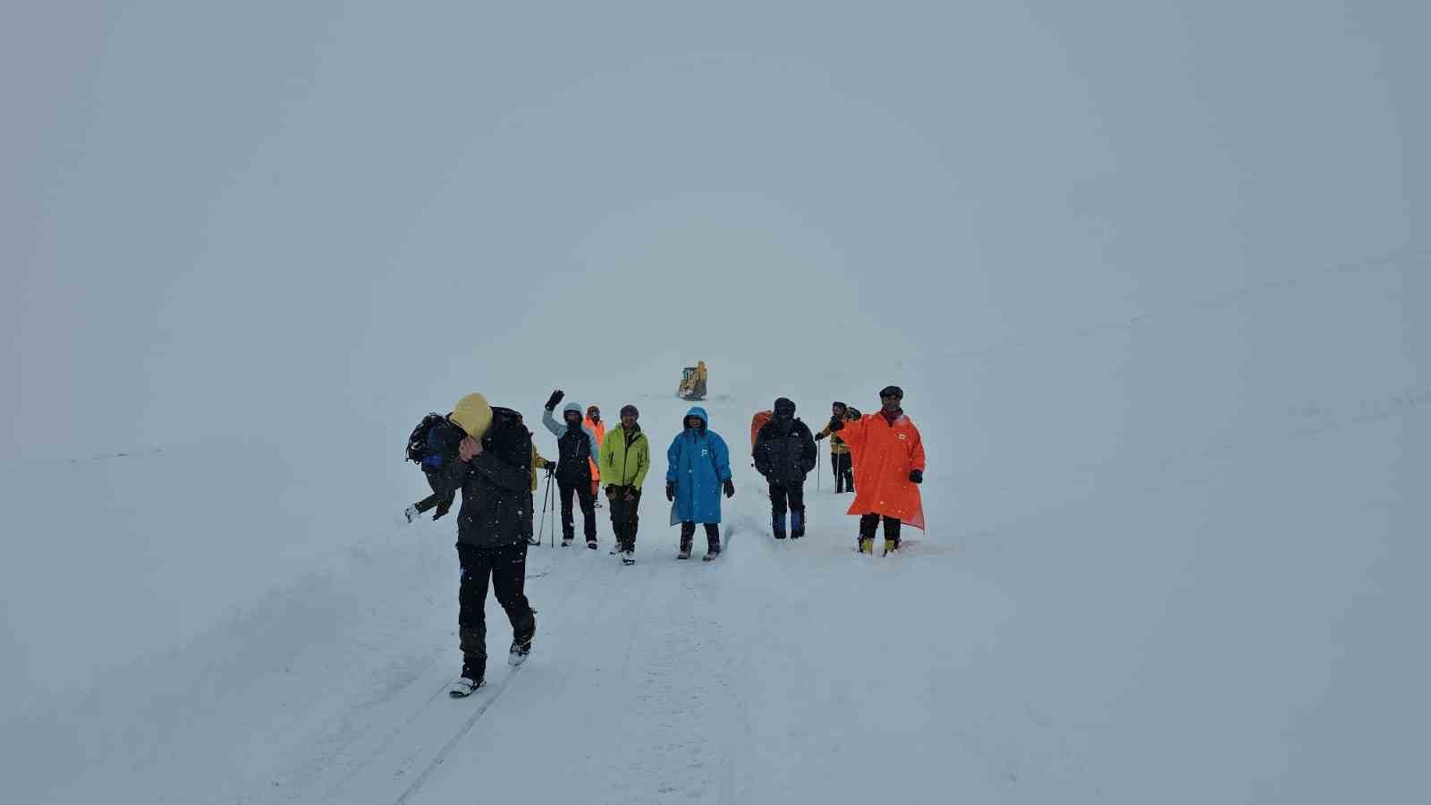 Süphan Dağı’nda mahsur kalan dağcılar kurtarıldı
