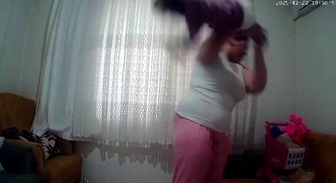 Şüphe üzerine evine kurduğu kamerayı izleyince dehşete düşmüştü: Bebeğine şiddet uygulayan anneye 6 yıl hapis
Şüphe üzerine evine kurduğu kamerayı izleyince dehşete düşmüştü: Bebeğine şiddet uygulayan anneye 6 yıl hapis