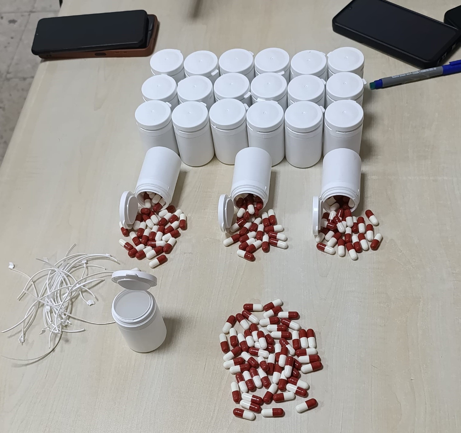 Şüphelilerin çantasından bin 163 uyuşturucu hap çıktı
