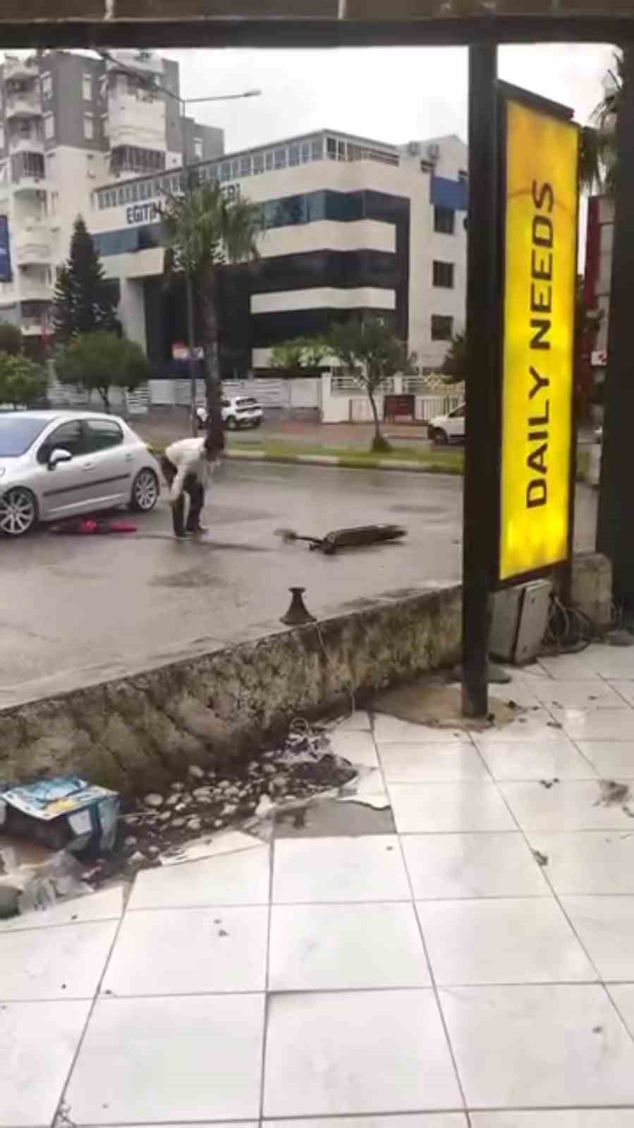 Sürekli bozulan scootera sinirlendi, öfkesini taşla parçalayarak çıkardı
