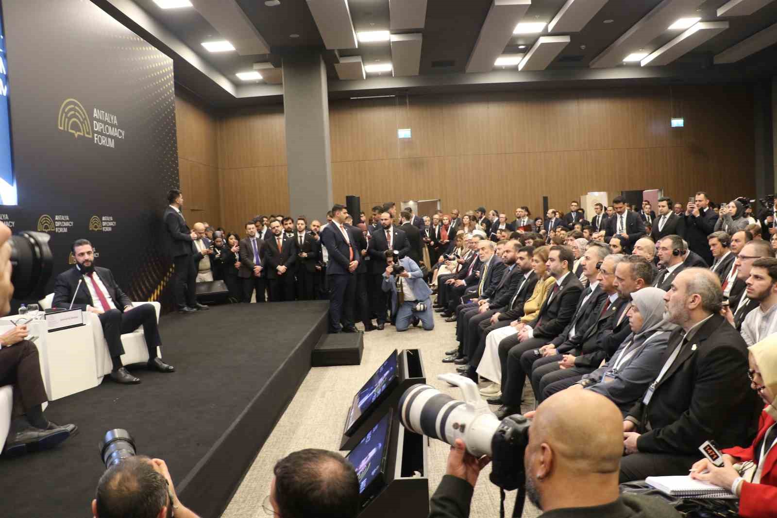 Suriye Cumhurbaşkanı Şara: "Bugün biz Suriye için yeni bir tarih çiziyoruz"
