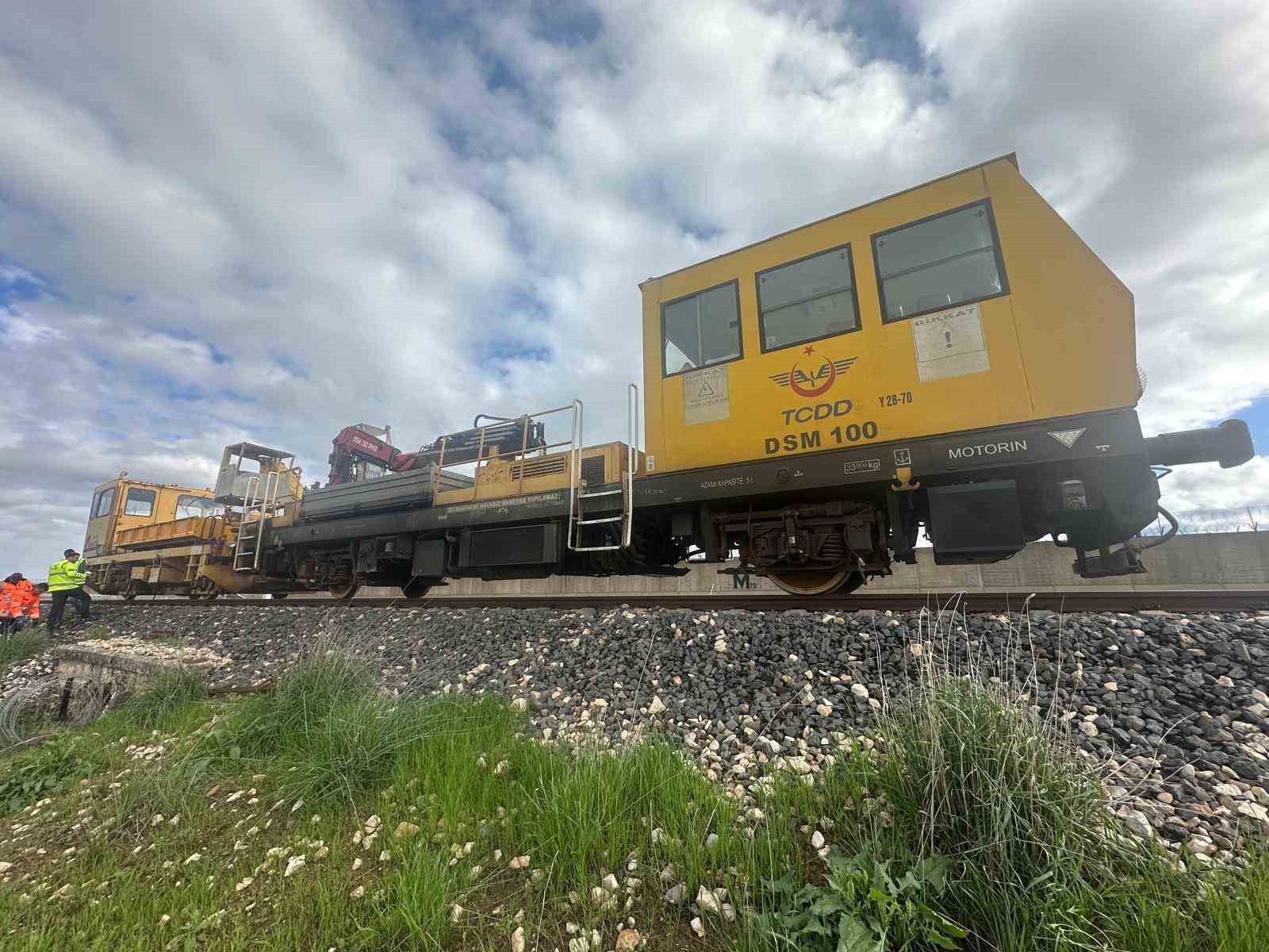 Suriye sınırındaki 350 kilometrelik hat tren trafiğine açıldı
Suriye sınırındaki 350 kilometrelik hat tren trafiğine açıldı