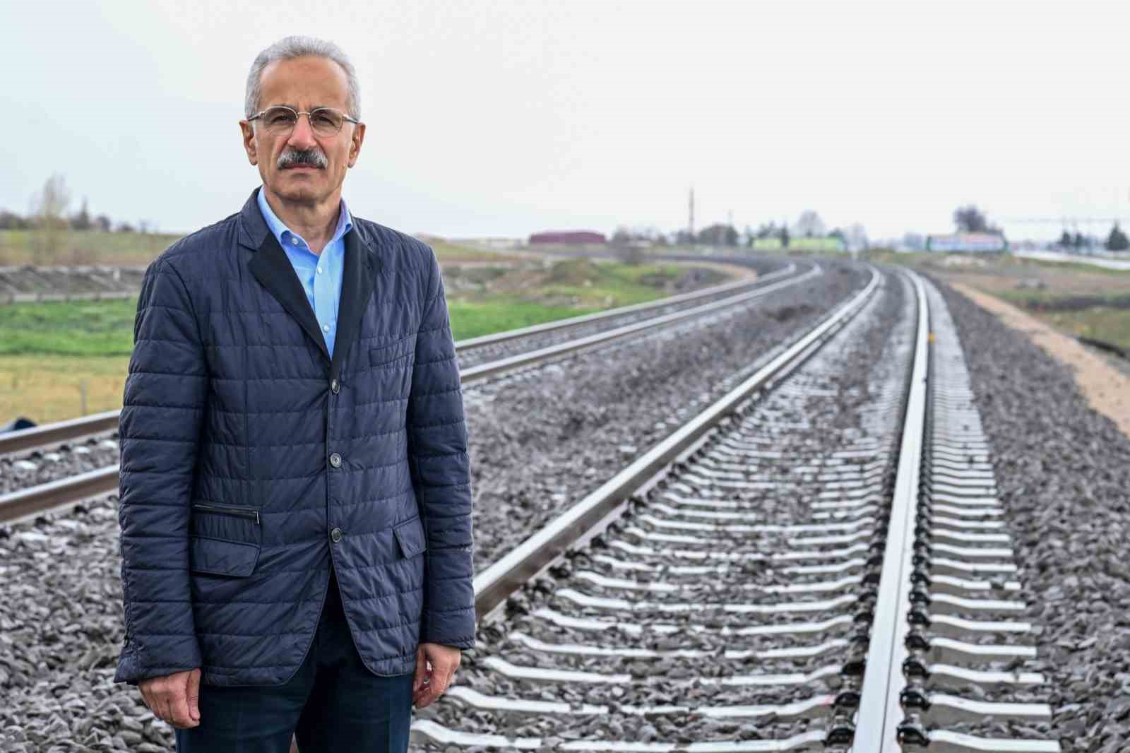 Suriye sınırındaki 350 kilometrelik hat tren trafiğine açıldı
Suriye sınırındaki 350 kilometrelik hat tren trafiğine açıldı