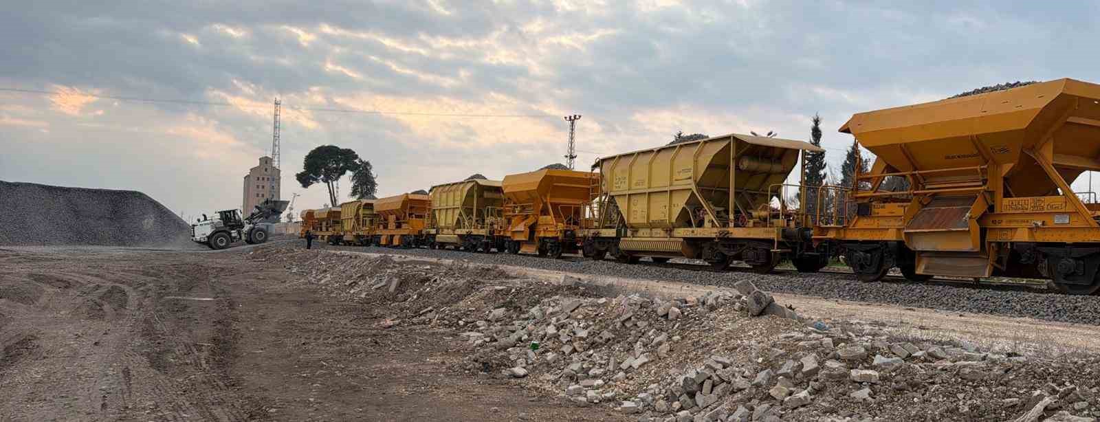 Suriye sınırındaki 350 kilometrelik hat tren trafiğine açıldı
Suriye sınırındaki 350 kilometrelik hat tren trafiğine açıldı