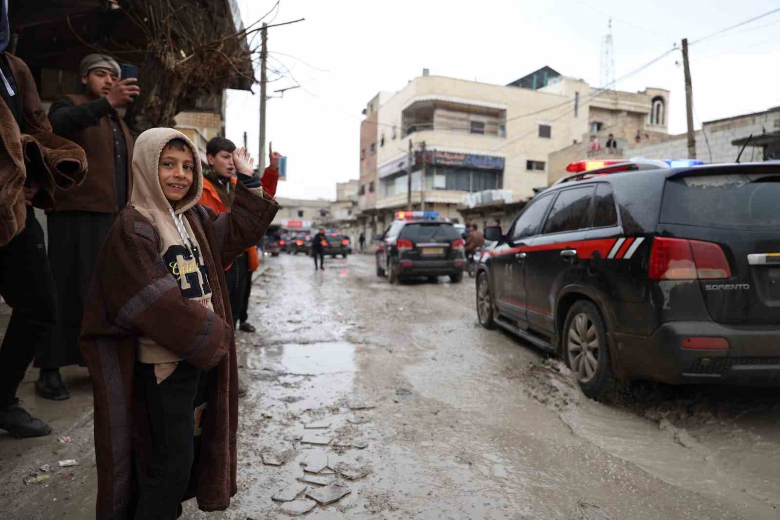 Suriye’de güvenlik güçlerine ait konvoy Tabka’ya girdi

