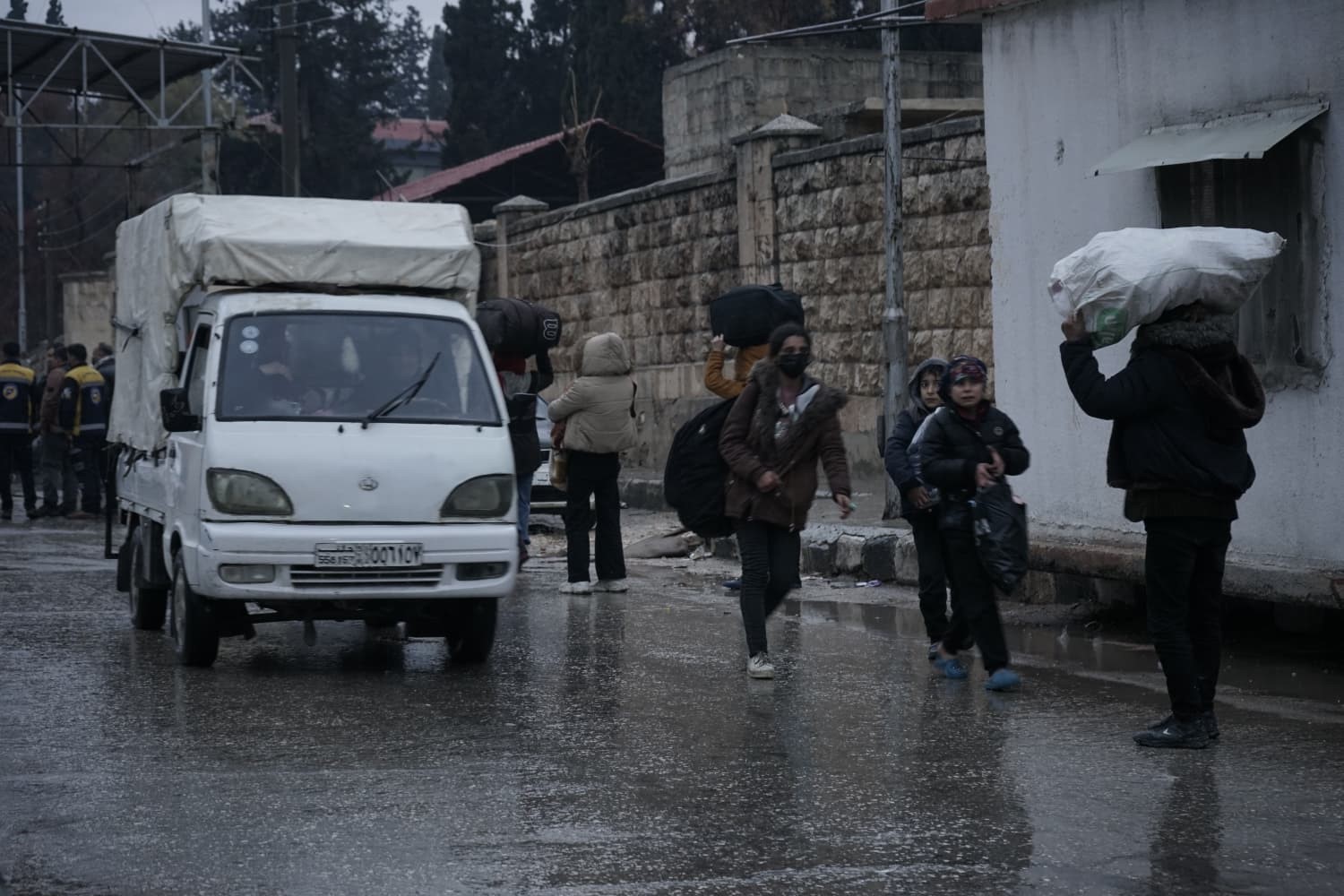 Suriye’de terör örgütü SDG’ye yönelik muhtemel saldırı öncesinde sivillerin tahliyesi sürüyor
Suriye’de terör örgütü SDG’ye yönelik muhtemel saldırı öncesinde sivillerin tahliyesi sürüyor