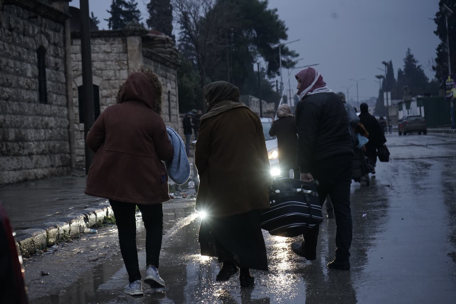 Suriye’de terör örgütü SDG’ye yönelik muhtemel saldırı öncesinde sivillerin tahliyesi sürüyor
Suriye’de terör örgütü SDG’ye yönelik muhtemel saldırı öncesinde sivillerin tahliyesi sürüyor