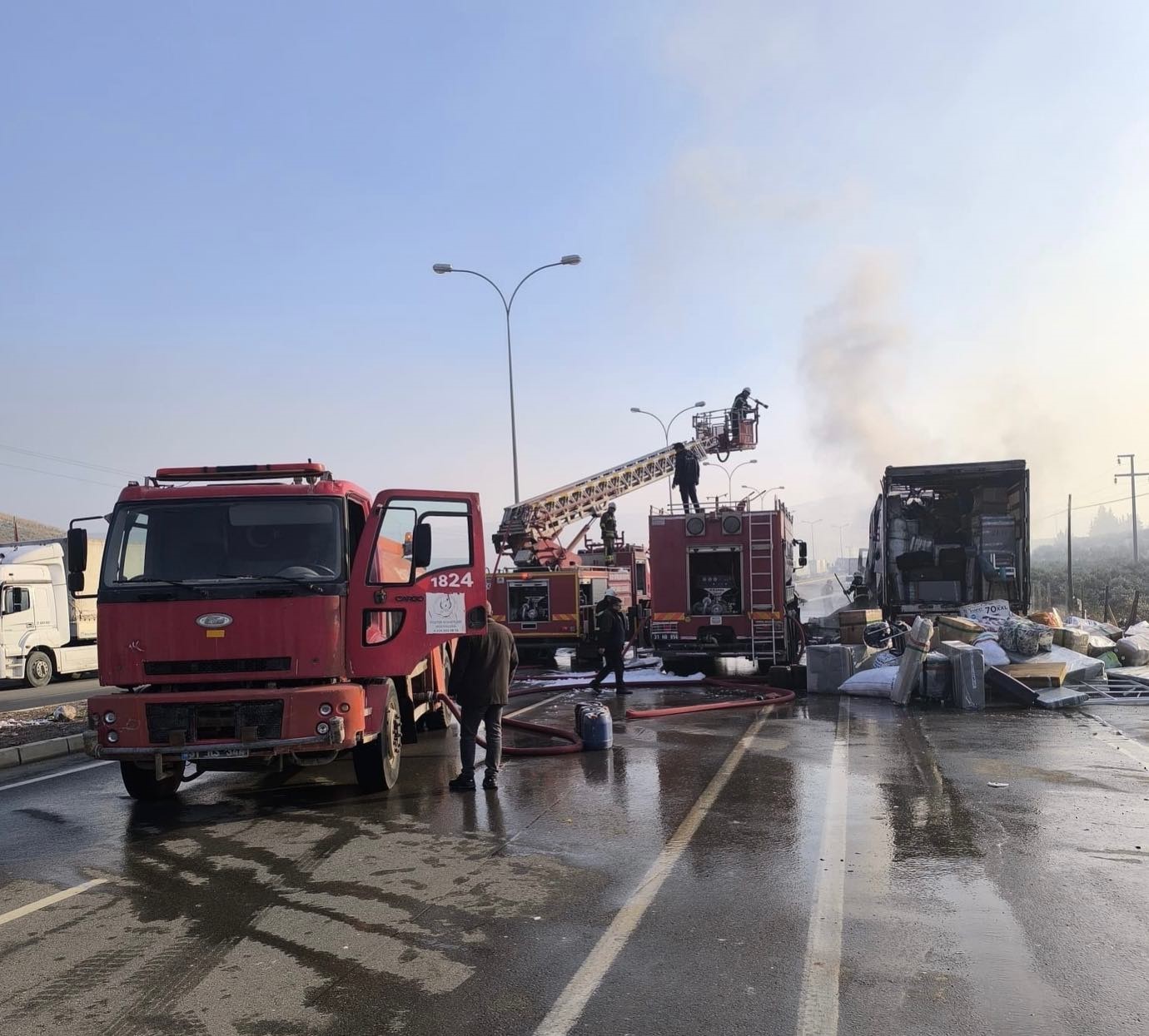 Suriye’ye geçiş için bekleyen tır alevlere teslim oldu
