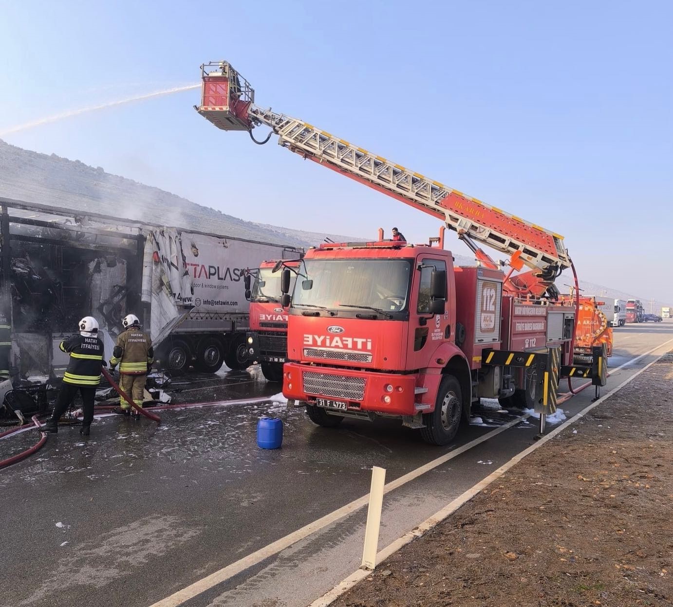 Suriye’ye geçiş için bekleyen tır alevlere teslim oldu

